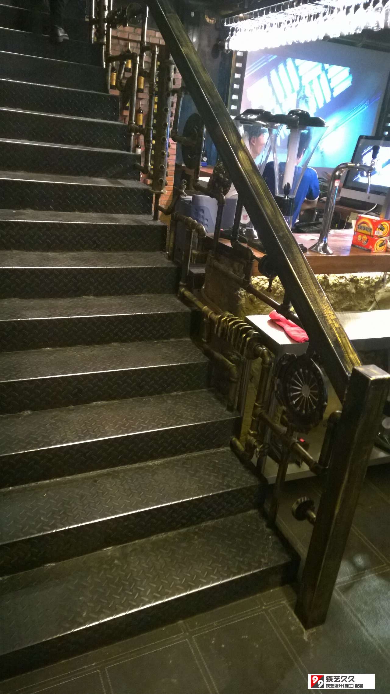 泰安工业风主题餐厅钢构楼梯