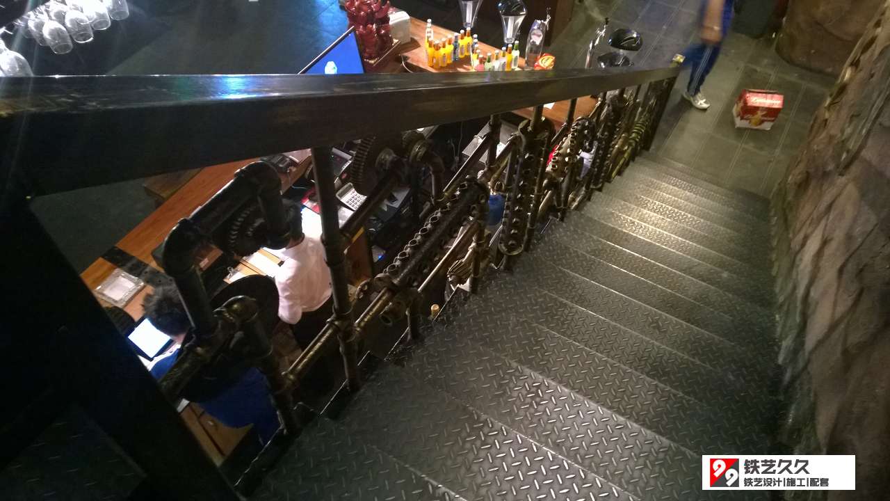 泰安工业风主题餐厅钢构楼梯